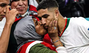 علاقة أشرف حكيمي بوالدته